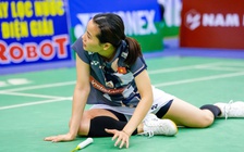 Tay vợt Nguyễn Thùy Linh gặp chấn thương gì, vì sao không có HLV đi cùng?