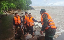 Cà Mau: Cứu 4 ngư dân gặp nạn ở cửa biển Đá Bạc