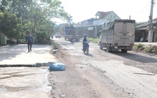 Tài xế bức xúc vì 'thuế, phí đóng đủ' nhưng phải đi trên đường xuống cấp