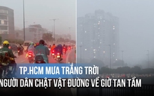 TP.HCM mưa trắng trời, người dân chật vật đường về giờ tan tầm