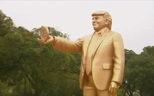 Xuất hiện tượng vàng ông Trump cầm Bitcoin trước tòa quốc hội Mỹ