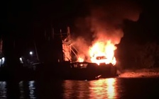 Đồng Tháp: Cháy tàu cá đang neo đậu