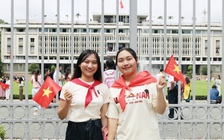 Rạng rỡ xuống phố hòa mình vào không khí của ngày Tết độc lập