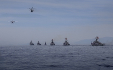 Tàu ngầm Kilo, trực thăng săn ngầm lần đầu tiên diễu binh trên biển