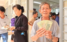 Nhận quà Quốc khánh, gia đình 10 người xúc động 'sẽ có bữa cơm sum họp'