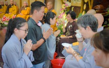 Vu lan 2025: Quỳ rót trà, rửa chân cha mẹ - phút giây khiến con bừng tỉnh