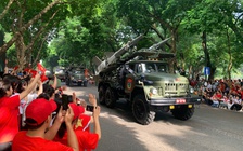 'Chạm' vào xe tăng, thiết giáp, tên lửa trên phố