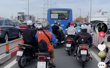 Xe buýt lấn làn xe máy cầu Bình Lợi, người dân quay clip báo CSGT