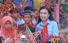 Chị Nguyễn Phạm Duy Trang trao quà 'Tết trung thu' cho thiếu nhi vùng biên giới