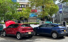 Ngồi trong xe điện có nên bật điều hòa chờ sạc pin?