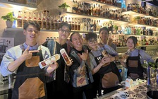 Bán cocktail gây quỹ tặng máy tính cho trường học miền núi