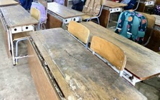 TP.HCM: Học sinh tăng đột biến, một trường tiểu học phải sử dụng bàn ghế xuống cấp