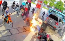 Hà Nội: Ô tô lùi đổ cột bơm xăng gây cháy dữ dội