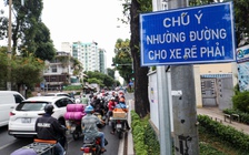 Biển 'chú ý nhường đường cho xe rẽ phải' có bắt buộc không?: CSGT giải thích
