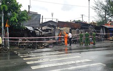 Cháy chợ Xuân Thới Sơn: Tiểu thương mất sạch vốn liếng, co ro bán hàng dưới mưa