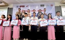 Ông Johnathan Hạnh Nguyễn trao học bổng trị giá 1 tỉ đồng cho sinh viên Khánh Hòa