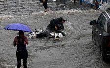 Ấn Độ hứng chịu mưa lớn kỷ lục, nhiều người chết
