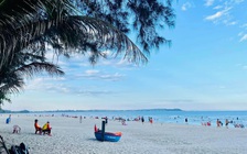 Quảng Ngãi: Cứu 5 người bị sóng cuốn trôi khi tắm biển