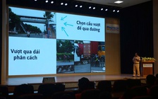 Nhiều sinh viên băng qua đường sai, CSGT TP.HCM vào tận trường đại học tuyên truyền