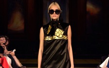 Thương hiệu Việt gây choáng sàn diễn London với kỹ thuật mạ vàng trang phục