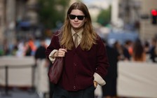 Đẹp 'lạnh lùng' với sắc đỏ tía kiêu kỳ trong ngày trở gió