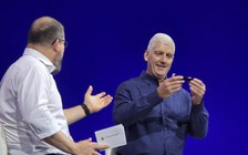 CEO Qualcomm bất ngờ mang 'huyền thoại' HTC Dream lên sân khấu