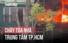Hoảng hốt vì tấm kính rơi từ lầu cao trong hỏa hoạn ở TP.HCM