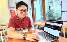 Nam sinh Trường Phổ thông Năng khiếu giúp mọi người tự tin nói tiếng Anh