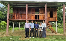 Tặng nhà nhân ái cho đôi vợ chồng trẻ ở xã Ba Lòng