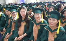 Hiệu trưởng chia sẻ với sinh viên về lối sống xanh, bền vững trong lễ tốt nghiệp