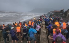 Hà Tĩnh: Sạt lở đê biển, hàng trăm người dầm mưa gia cố