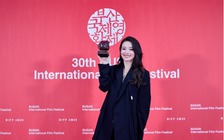 Thư Kỳ 'một phát ăn ngay' giải thưởng quan trọng của LHP quốc tế Busan