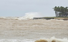 Biển Nhật Lệ dậy sóng, mưa lũ uy hiếp trước bão số 10