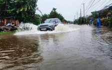 Bão số 10: Cận cảnh QL14B cũ ngập sâu, phương tiện gặp khó khăn