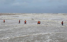 Thêm 2 tàu cá gặp nạn trên vùng biển Quảng Trị, 9 thuyền viên mất tích