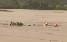 Đại úy công an lao ra dòng lũ lớn, cứu người dân đang bị cuốn trôi