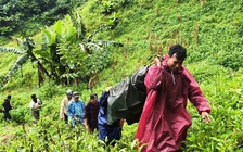 Đà Nẵng: Băng rừng 5 km đưa bệnh nhân người Lào về nhà
