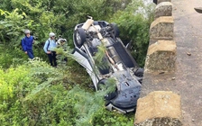 Quảng Ngãi: Ô tô rơi xuống cầu sông Rin, tài xế may mắn thoát nạn