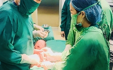 Bé gái chào đời khỏe mạnh từ phôi trữ đông sau 11 năm