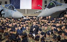 Châu Âu đẩy mạnh tuyển quân giữa bóng mây chiến sự