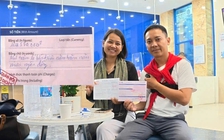 Vợ chồng đạp xe xuyên Việt: Mang hơn 100 triệu đồng đến ngân hàng làm điều đặc biệt