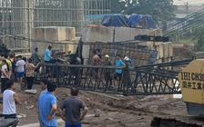 TP.HCM: Cần cẩu công trình Vành đai 3 sập, 2 công nhân thương vong