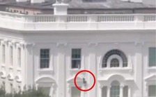 Chiếc túi đen bí ẩn ném qua cửa sổ Nhà Trắng
