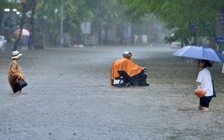 Đường phố Hà Nội ngập sâu nửa mét, hàng loạt xe mắc kẹt