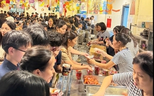 Nhiều trường lo ăn ngủ cho học sinh không thể về nhà vì Hà Nội mưa ngập