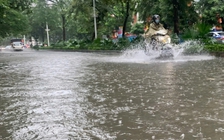 Cảnh báo nhiều xã, phường Hà Nội ngập kéo dài, mưa lớn đến chiều tối nay