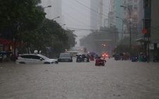 Hà Nội ngập khắp nơi, người dân cố vượt 'biển nước' về nhà