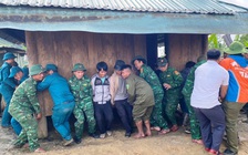 Đà Nẵng: Lính biên phòng hợp sức khiêng 6 nhà dân chuyển khỏi vùng sạt lở