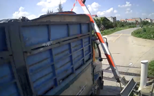 Xe tải cố tình tông đổ gác chắn tàu, rơi gãy mũi người đi đường