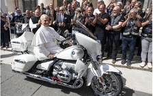 Giáo hoàng Leo XIV được tặng mô tô